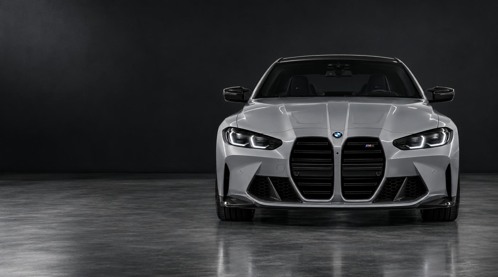 Hellgrauer BMW M4 von vorne ohne Nummernschild – KI-generiertes Symbolbild